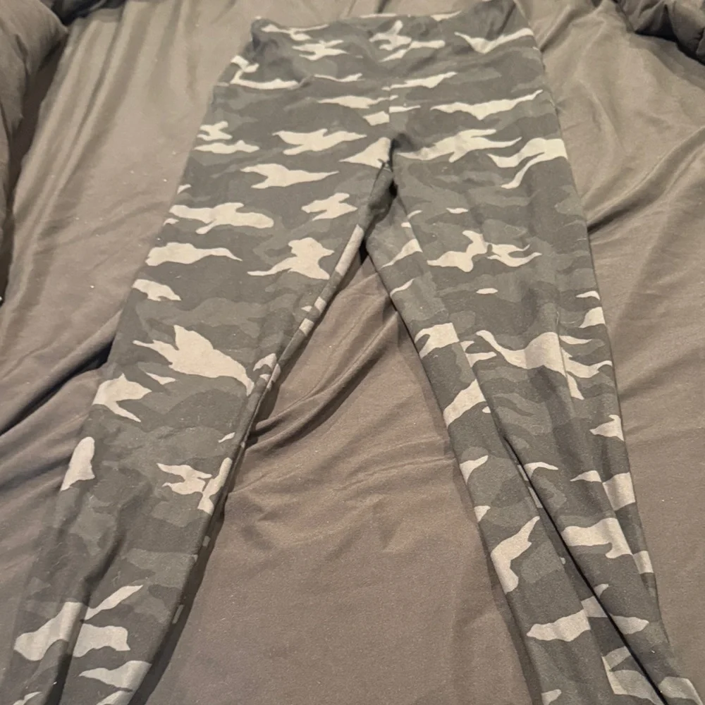 Zobha Small Gray Camouflage Leggings - Picture 1 of 1